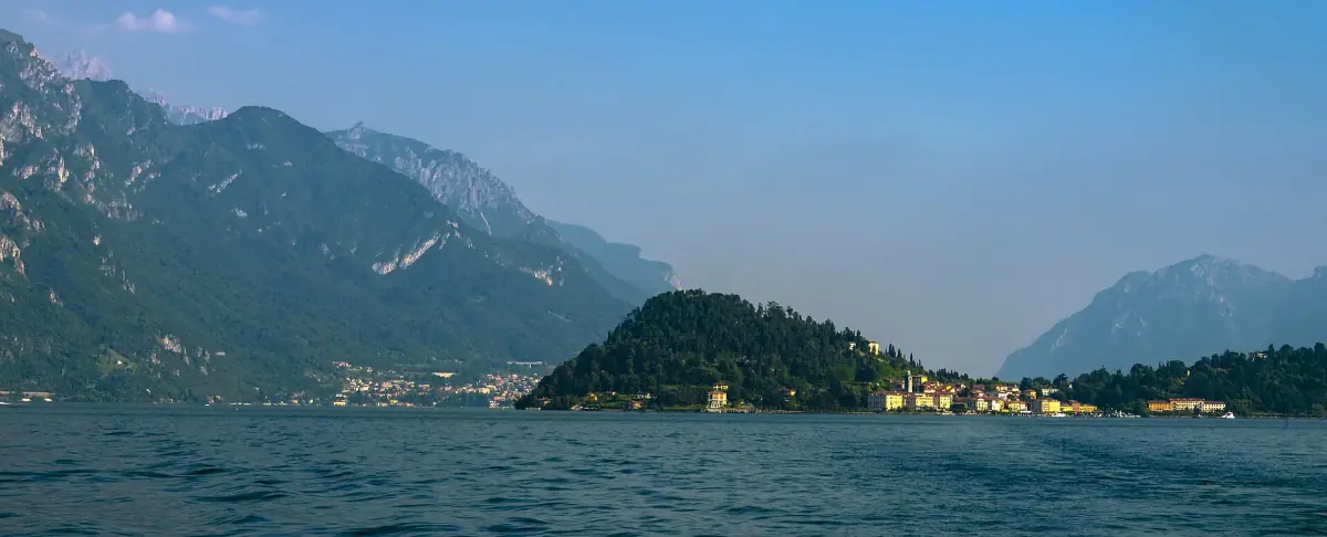 Die Halbinsel von Bellagio von der Fähre