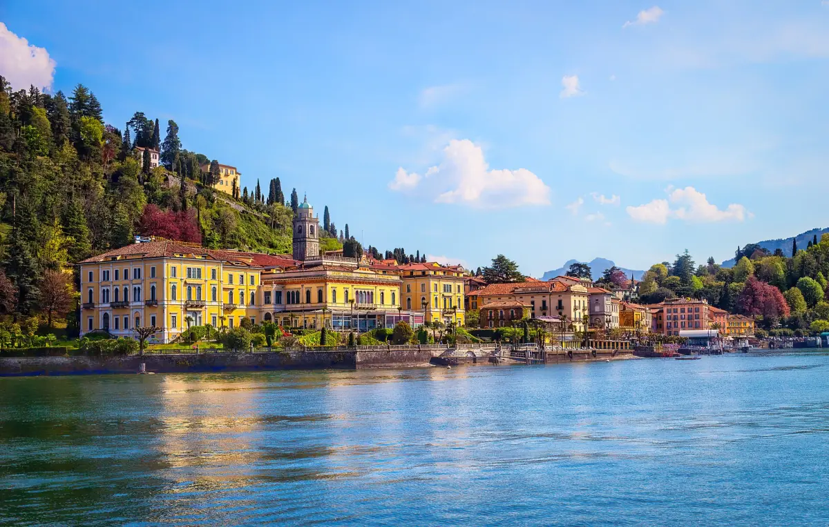 Die Seepromenade von Bellagio am Comer See
