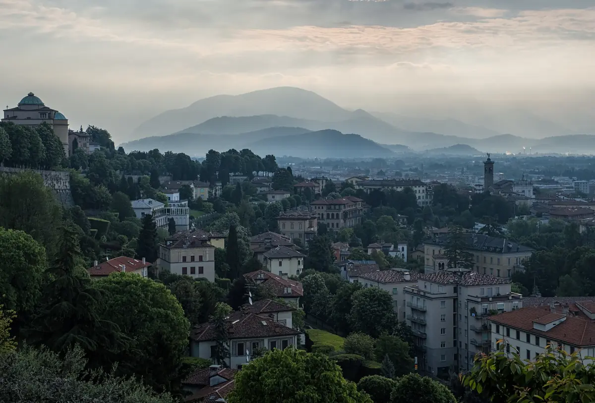 Bergamo von den umliegenden Hügeln