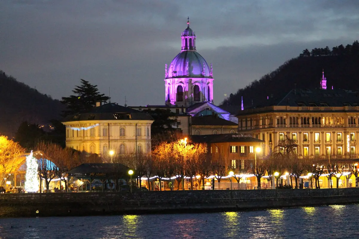 Como's lakefront and cathedral dome at night