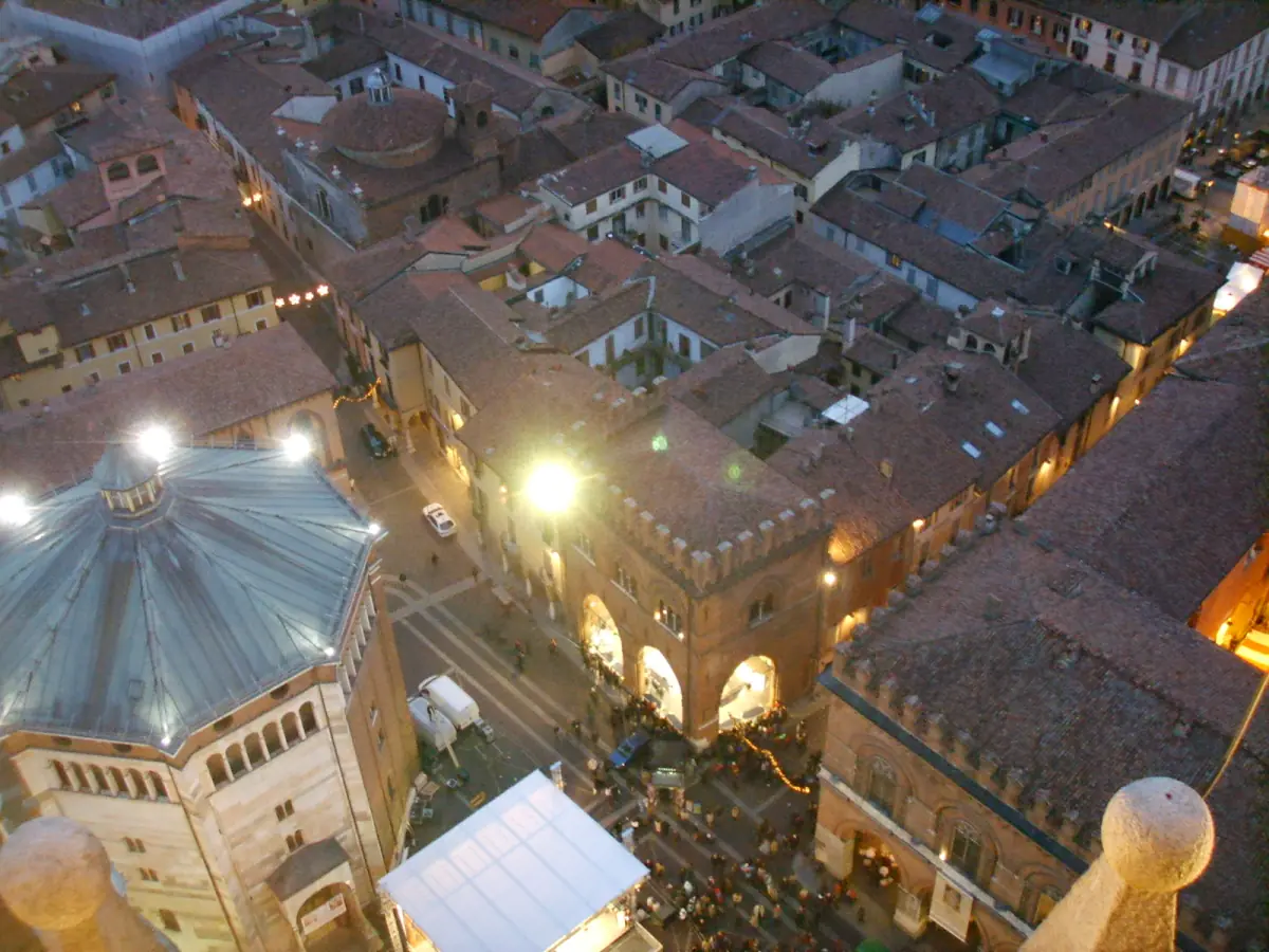 Der Hauptplatz von Cremona vom Torrazzo aus