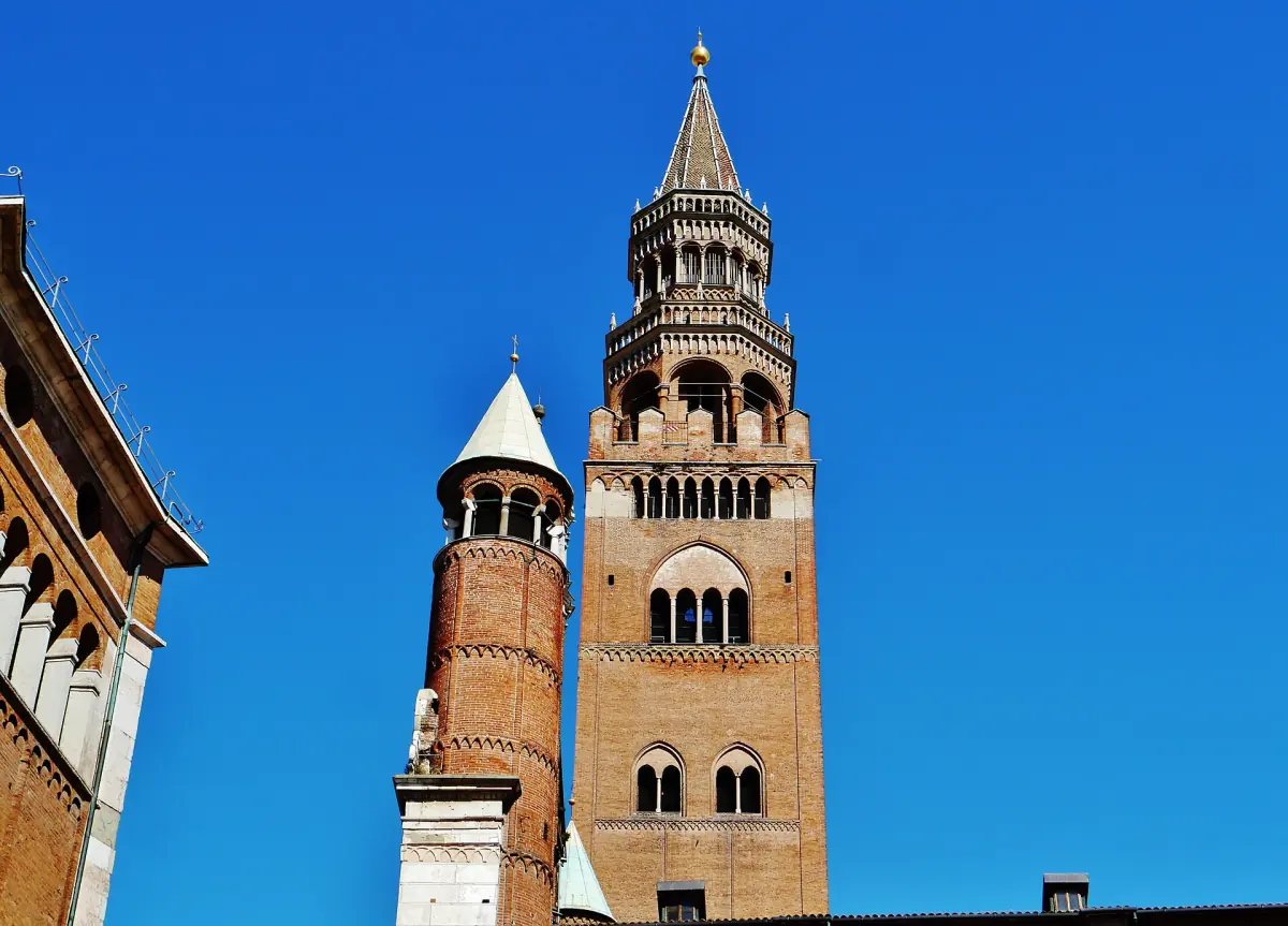 Der Glockenturm Torrazzo und der Dom von Cremona