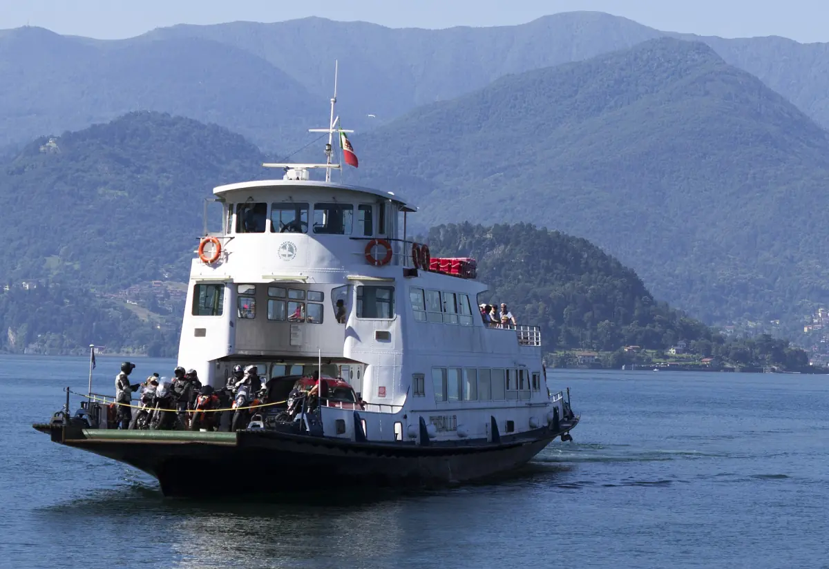 Eine Passagierfähre auf dem Comer See