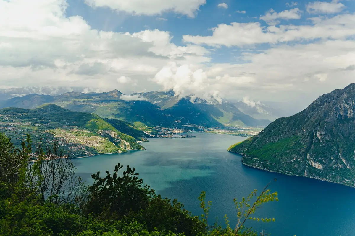 Der Iseosee zwischen grünen Bergen