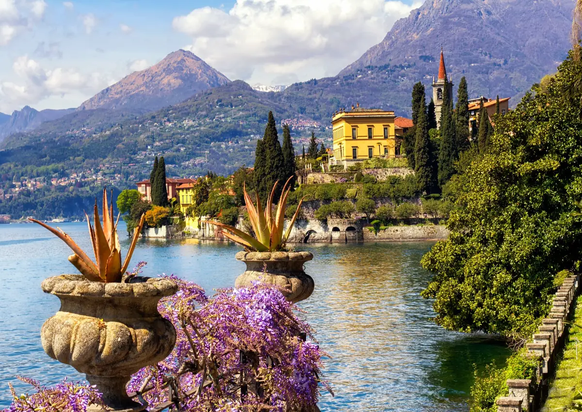Blumen und der See von Varenna aus
